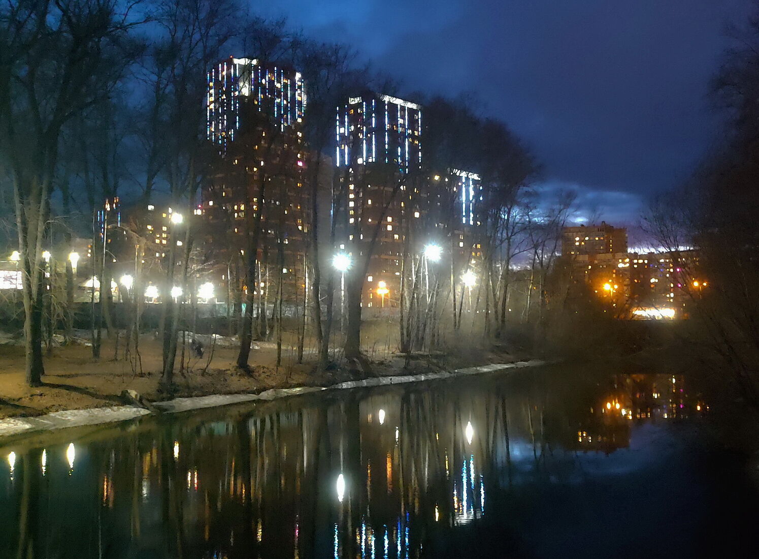 . Радость цвета. Екатеринбург. Берег Ольховки вечером.jpg